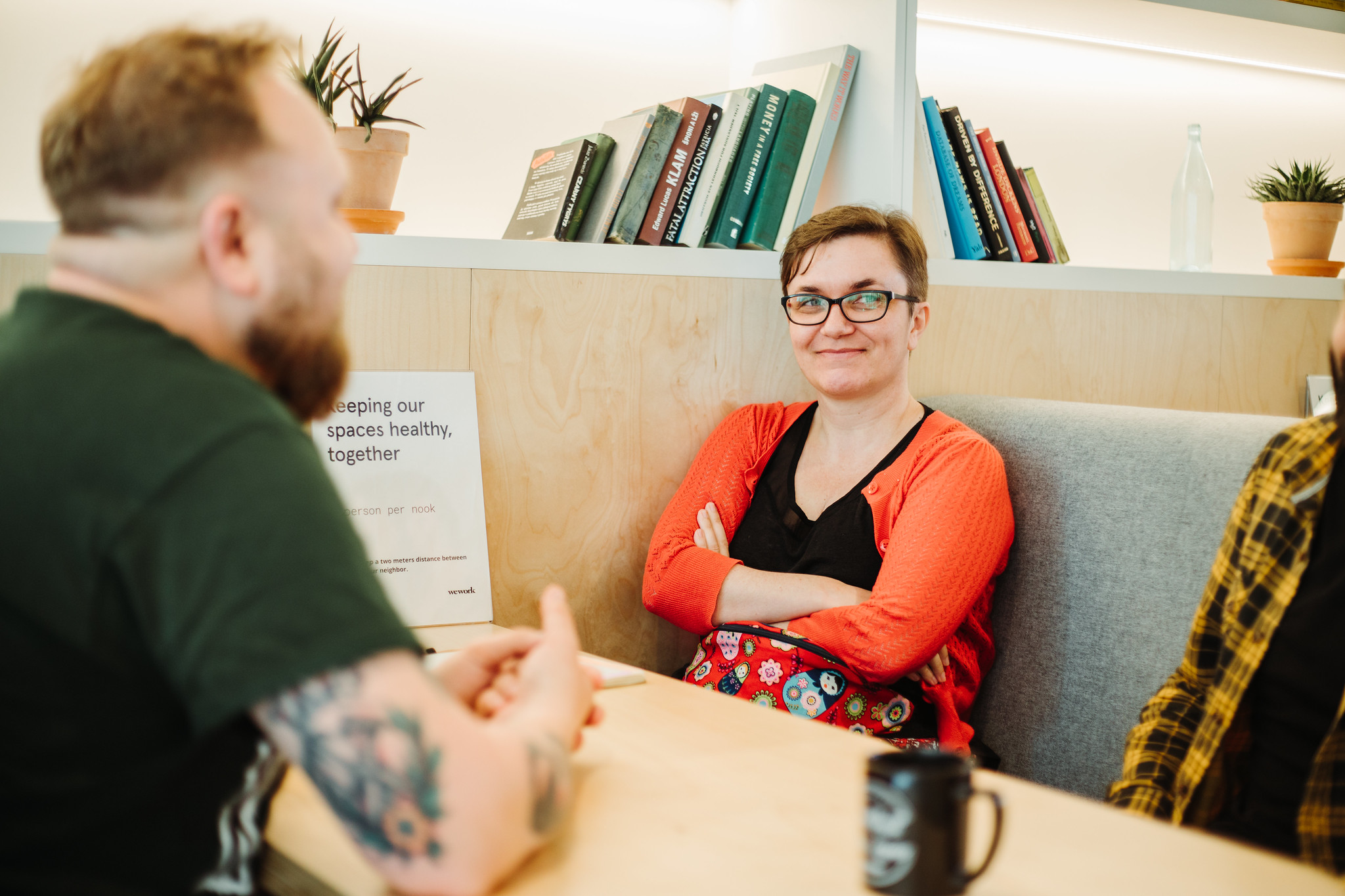 To personer diskuterer